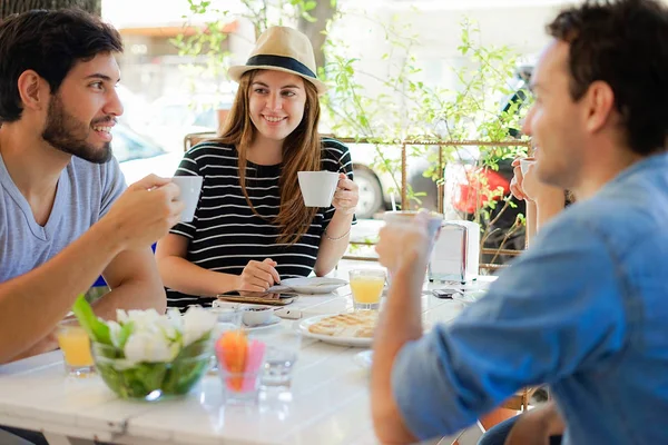 Treffen von Freunden in der örtlichen Kaffeestube. — Stockfoto