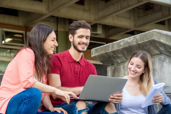 Açık havada birlikte eğitim Üniversite öğrenci grubu