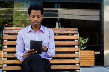 işadamı dijital tablet kullanma.