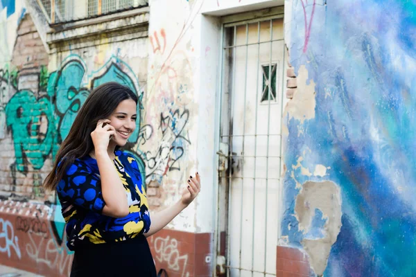 Молодая женщина разговаривает по мобильному телефону. — стоковое фото