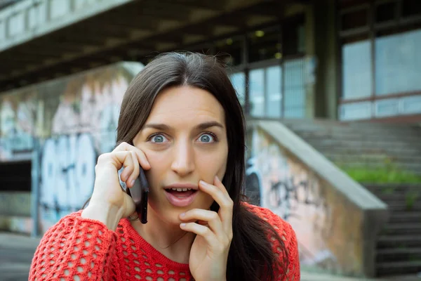 Jonge vrouw praten op haar mobiele telefoon. — Stockfoto