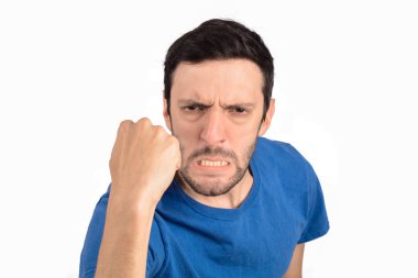 Genç adam kutlama zafer.