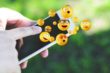 Emojis gönderme smartphone kullanan kadın.