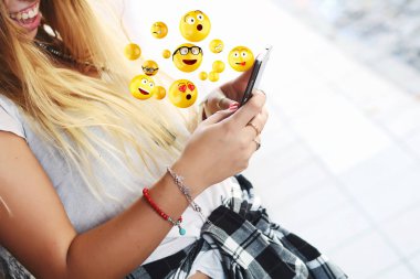 Emojis gönderme smartphone kullanan kadın.