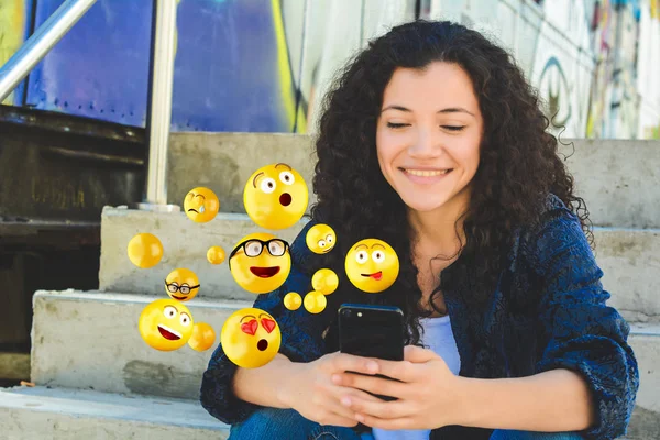 Mulher usando smartphone enviando emojis . — Fotografia de Stock