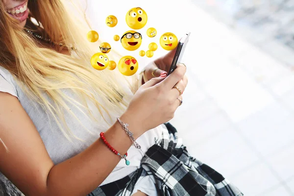 Mulher usando smartphone enviando emojis . — Fotografia de Stock