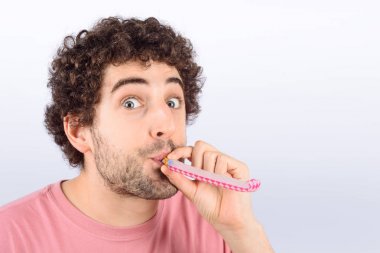 Düdüğü ile komik delikanlı.