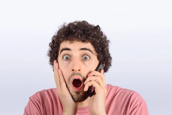 Geschokt man praten over telefoon. — Stockfoto