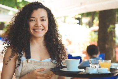 Genç garson holding tepsi.