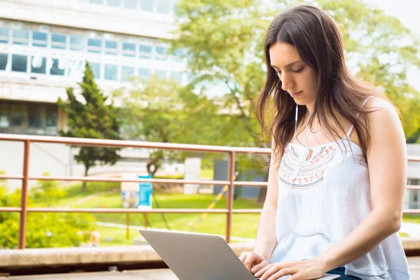 Estudiante joven usando portátil al aire libre . — Foto de Stock