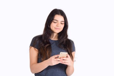 Onun akıllı telefon kullanan genç kadın. Kapalı.