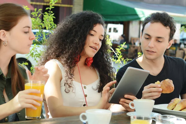 Freundeskreis trifft sich in einem Café. — Stockfoto