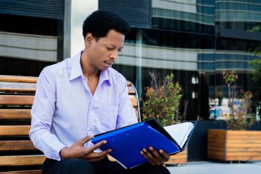 İşadamı proje belgelerini kontrol ediyor.