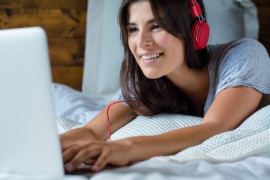 Genç adam yatakta uyuyor.