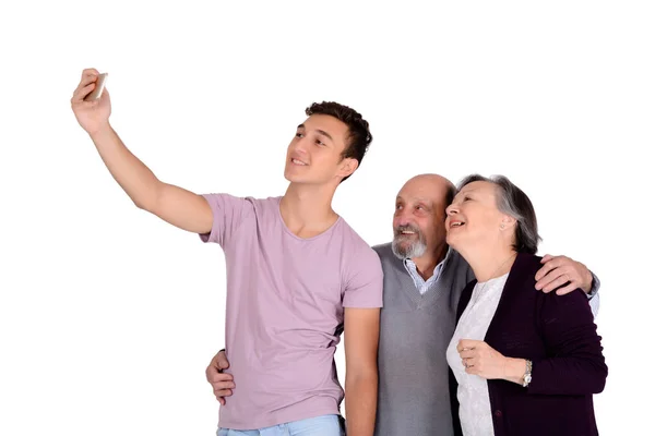 Abuelos y su nieto tomando una selfie — Foto de Stock