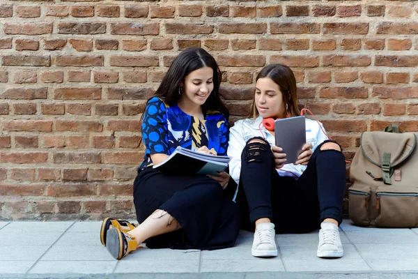 Dois jovens amigos usando tablet digital. — Fotografia de Stock