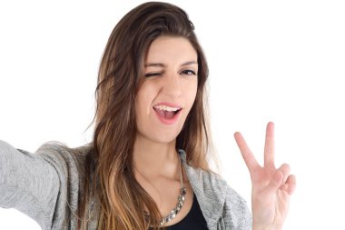 Genç bir kadın selfie çekiyor.