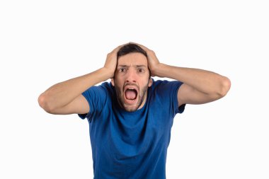 Genç adam bağırıyor ve çığlık atıyor