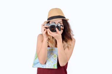 Genç kadın vintage fotoğraf makinesi ile yaz şapka.