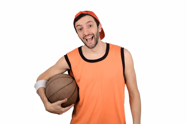 Молодой человек с баскетбольным мячом. — стоковое фото