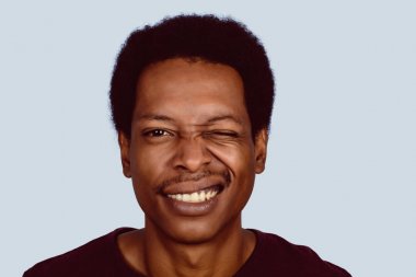 Afro Amerikalı adam göz kırpıyor.