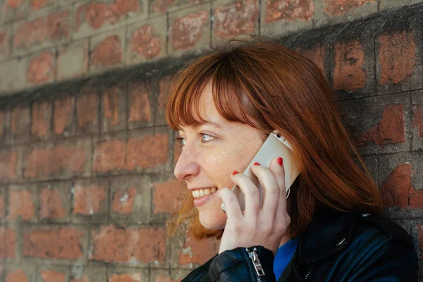 Pelirroja mujer hablando en su teléfono móvil . — Foto de Stock