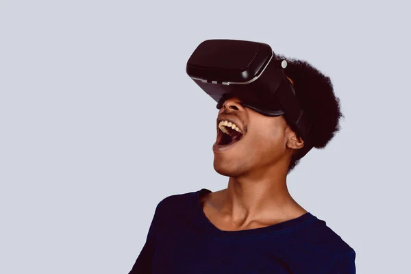 Afro-Amerikaanse man ervaren virtuele realiteit. — Stockfoto