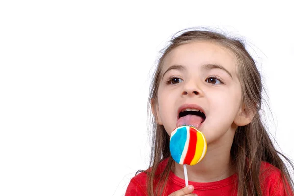 Klein meisje eet een lolly. — Stockfoto