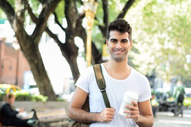 Tek kullanımlık kahveli genç adam..