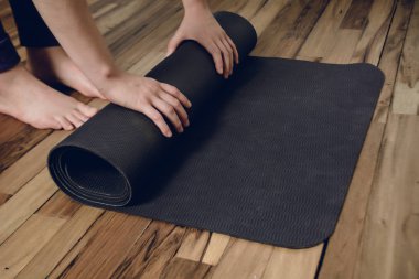 Fitness minyonunu yuvarlaan genç kadının yakın çekimi