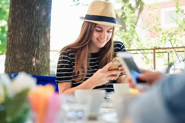 Amigos usando smartphone una cafetería . —  Fotos de Stock