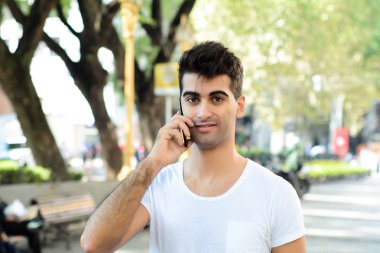 Latince adam telefonda konuşurken