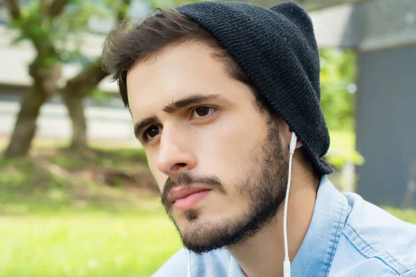 Joven escuchando música con auriculares —  Fotos de Stock