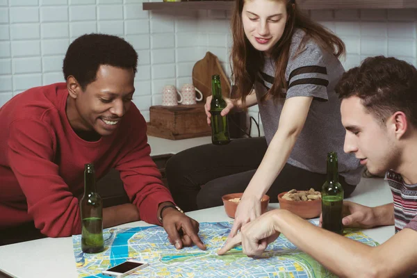 Três amigos planejando uma viagem em casa . — Fotografia de Stock