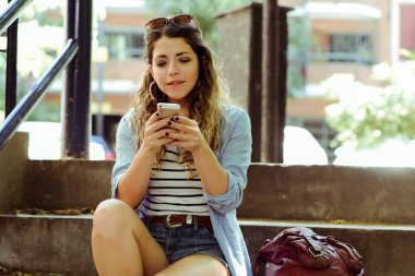 Genç kadın smartphone ileti gönderme.