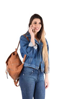 Elinde kahve ve akıllı telefon olan genç bir kadın..