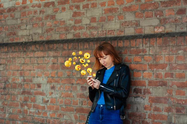Kobieta za pomocą smartphone wysyłanie emojis. — Zdjęcie stockowe