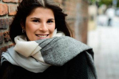 Açık havada bir genç kadın yakın çekim.