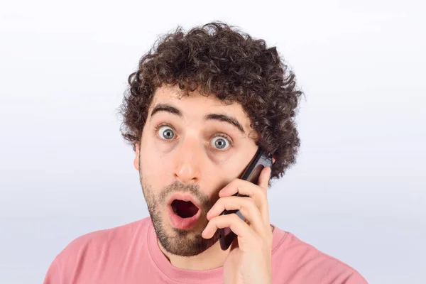 Jovem engraçado homem falando em seu telefone celular . — Fotografia de Stock