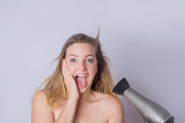Kobieta susząca włosy z suszarka — Zdjęcie stockowe