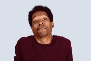 Afro Amerikalı adam şaşkın.