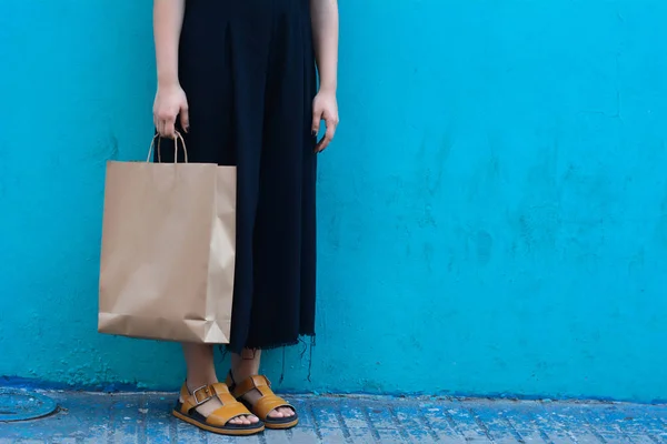 Молодая женщина ходит с сумками — стоковое фото