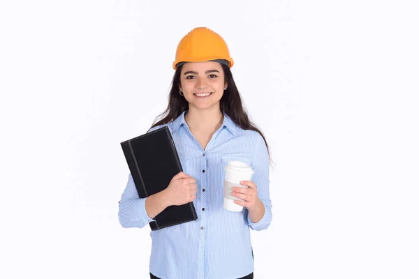 Arquiteta feminina segurando pastas com um café e capacete . — Fotografia de Stock