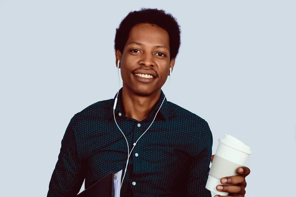 Afro American affärsman med mappar och kaffe. — Stockfoto