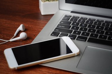 Siyah ekranlı klavye ve telefonun görünümünü kapatma