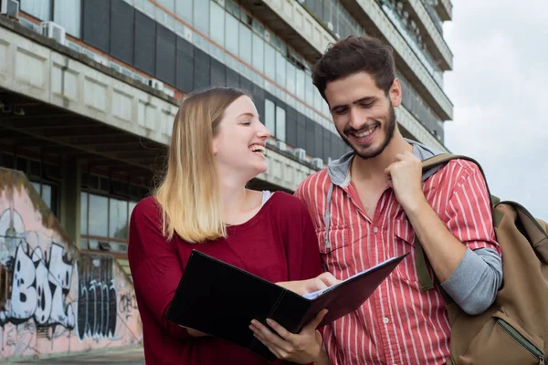 Dois estudantes universitários estudando juntos ao ar livre — Fotografia de Stock