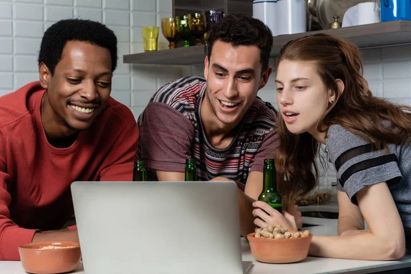 Grupo de amigos curtindo o tempo juntos — Fotografia de Stock