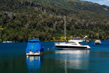 Sakin göl su yelkenli tekneler.