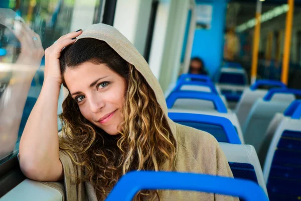 Genç kadın tren ile seyahat. İnsanlar yaşam tarzı. — Stok fotoğraf