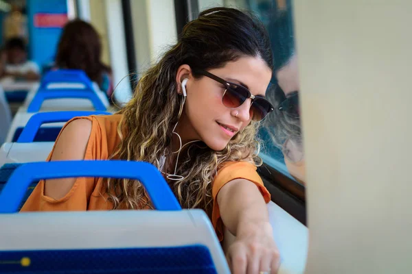 Obchodní žena cestování vlakem — Stock fotografie